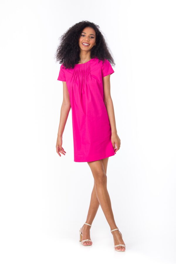 Rochie dreaptă roz fucsia de bumbac, scurtă, cu pliuri și guler rotund, pentru ținute casual de primăvară - vară. Mâneci scurte, croi drept, lejer, cu două despicături laterale, guler rotund cu pliuri în față. Rochie de bumbac ieftină fabricată în România în atelierele Be You. haine femei, Modele rochii lejere, Reduceri rochii, rochie Be You, Rochie croi lejer, Rochie cu guler rotund, Rochie cu pliuri, Rochie damă casual, Rochie damă de vară, Rochie damă de zi, Rochie damă mărimi mari, Rochie damă plus size, rochie lejera, Rochii cu mânecă scurtă, Rochii de bumbac, Rochii de calitate, Rochii drepte, Rochii fabricate în România, Rochii ieftine damă, Rochii pentru femei plinuțe, Rochii scurte, Rochii sport, Rochii XL, Rochii XXL, Rochițe de primăvară damă, Rochițe lejere