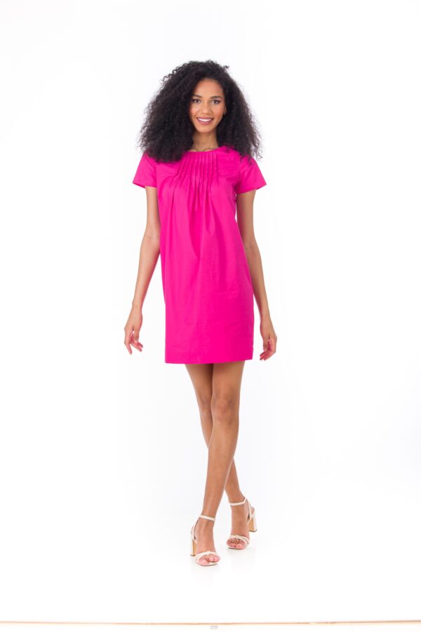 Rochie dreaptă roz fucsia de bumbac, scurtă, cu pliuri și guler rotund, pentru ținute casual de primăvară - vară. Mâneci scurte, croi drept, lejer, cu două despicături laterale, guler rotund cu pliuri în față. Rochie de bumbac ieftină fabricată în România în atelierele Be You. haine femei, Modele rochii lejere, Reduceri rochii, rochie Be You, Rochie croi lejer, Rochie cu guler rotund, Rochie cu pliuri, Rochie damă casual, Rochie damă de vară, Rochie damă de zi, Rochie damă mărimi mari, Rochie damă plus size, rochie lejera, Rochii cu mânecă scurtă, Rochii de bumbac, Rochii de calitate, Rochii drepte, Rochii fabricate în România, Rochii ieftine damă, Rochii pentru femei plinuțe, Rochii scurte, Rochii sport, Rochii XL, Rochii XXL, Rochițe de primăvară damă, Rochițe lejere