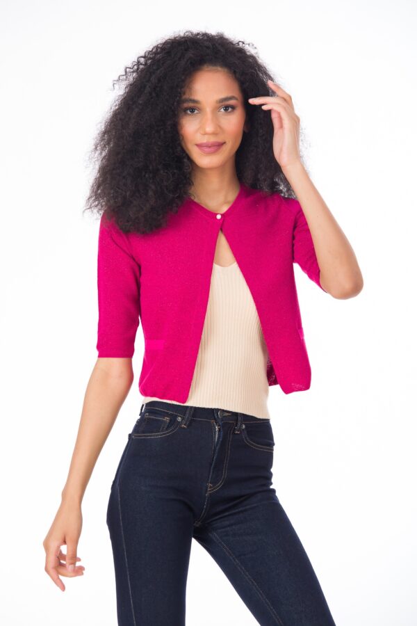 Cardigan scurt tricotat damă fucsia elegant cu mânecă trei sferturi și fir lurex lucios inserat, Cardigan damă cu nasturi, Cardigan damă elegant, Cardigan damă ieftin, Cardigan damă marimi mari, Cardigan scurt damă, Cardigan tricotat damă, Haine mărimi mari femei, Haine pentru femei fabricate în România, Haine și îmbrăcăminte casual damă, Haine și îmbrăcăminte en gros damă, Jachetă tricotată damă, magazin online haine ieftine damă