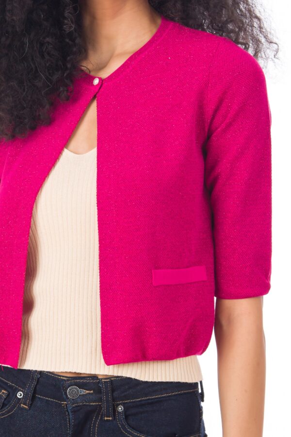 Cardigan scurt tricotat damă fucsia elegant cu mânecă trei sferturi și fir lurex lucios inserat, Cardigan damă cu nasturi, Cardigan damă elegant, Cardigan damă ieftin, Cardigan damă marimi mari, Cardigan scurt damă, Cardigan tricotat damă, Haine mărimi mari femei, Haine pentru femei fabricate în România, Haine și îmbrăcăminte casual damă, Haine și îmbrăcăminte en gros damă, Jachetă tricotată damă, magazin online haine ieftine damă