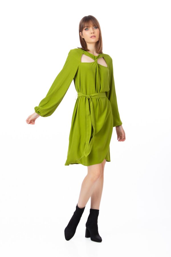 Rochie elegantă verde fistic cu mâneci lungi, din vâscoză, cu cordon în talie, pentru evenimente, cocktail sau birou. Țesătură moale, cu cădere ușoară, 100% vâscoză. Mâneci lungi, lejere, cu elastic la manșete. Decolteu decupat încrusișat, cordon în talie. Croi lejer. Rochie Be You fabricată în România. Decolteu încrucișat. haine femei, Modele rochii lejere, Reduceri rochii, rochie Be You, Rochie croi lejer, Rochie damă casual, Rochie damă de vară, Rochie damă de zi, Rochie de vâscoză, rochie lejera, Rochie midi damă, rochie office, Rochii cocktail, Rochii cu cordon în talie, Rochii cu mânecă lungă, Rochii de birou, Rochii de calitate, Rochii deasupra genunchiului, Rochii fabricate în România, Rochii ieftine damă, Rochițe de primăvară damă, Rochițe lejere, Rochițe office, Ținute office damă.