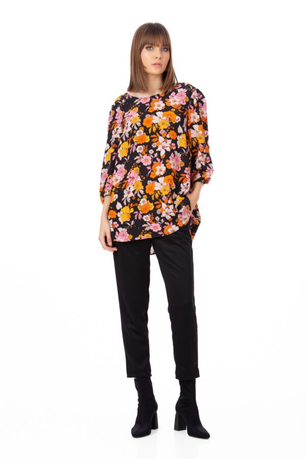 Bluză neagră cu imprimeu floral oversized, de vâscoză, potrivită pentru mărimi mari. Croi clasic, oversized, larg ce se așează plăcut pe corp. Potrivit și pentru mărimi mari / plus size. Decolteu rotund. Mânecă trei sferturi, ușor bufantă cu elastic la terminații. Bluză Be You potrivită pentru ținute casual, de zi cu zi. Fabricată în România. Bluză asimetrică damă, Bluză casual damă, Bluză cu decolteu rotund, Bluză cu imprimeu damă, Bluză cu imprimeu floral damă, Bluză cu mânecă la jumate damă, bluză cu mânecă lungă femei, Bluză cu mânecă trei sferturi damă, Bluză cu mâneci bufante, bluză de vâscoză damă, Bluza fucsia, Bluză înflorată damă, Bluză largă damă, Bluză lungă damă pentru colanți, Bluză plus size damă, bluză vaporoasă damă, Bluză vâscoză damă, Bluze damă de vară, Bluze damă mărimi mari, Bluze damă online ieftine, Bluze damă oversized, Haine mărimi mari femei, Bluză lungă potrivită și pentru colanți