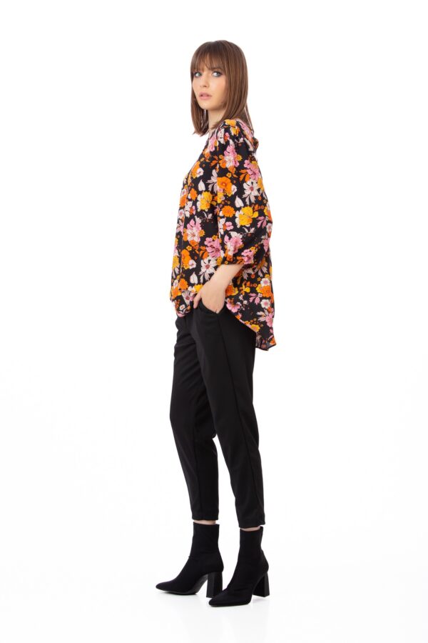 Bluză neagră cu imprimeu floral oversized, de vâscoză, potrivită pentru mărimi mari. Croi clasic, oversized, larg ce se așează plăcut pe corp. Potrivit și pentru mărimi mari / plus size. Decolteu rotund. Mânecă trei sferturi, ușor bufantă cu elastic la terminații. Bluză Be You potrivită pentru ținute casual, de zi cu zi. Fabricată în România. Bluză asimetrică damă, Bluză casual damă, Bluză cu decolteu rotund, Bluză cu imprimeu damă, Bluză cu imprimeu floral damă, Bluză cu mânecă la jumate damă, bluză cu mânecă lungă femei, Bluză cu mânecă trei sferturi damă, Bluză cu mâneci bufante, bluză de vâscoză damă, Bluza fucsia, Bluză înflorată damă, Bluză largă damă, Bluză lungă damă pentru colanți, Bluză plus size damă, bluză vaporoasă damă, Bluză vâscoză damă, Bluze damă de vară, Bluze damă mărimi mari, Bluze damă online ieftine, Bluze damă oversized, Haine mărimi mari femei, Bluză lungă potrivită și pentru colanți