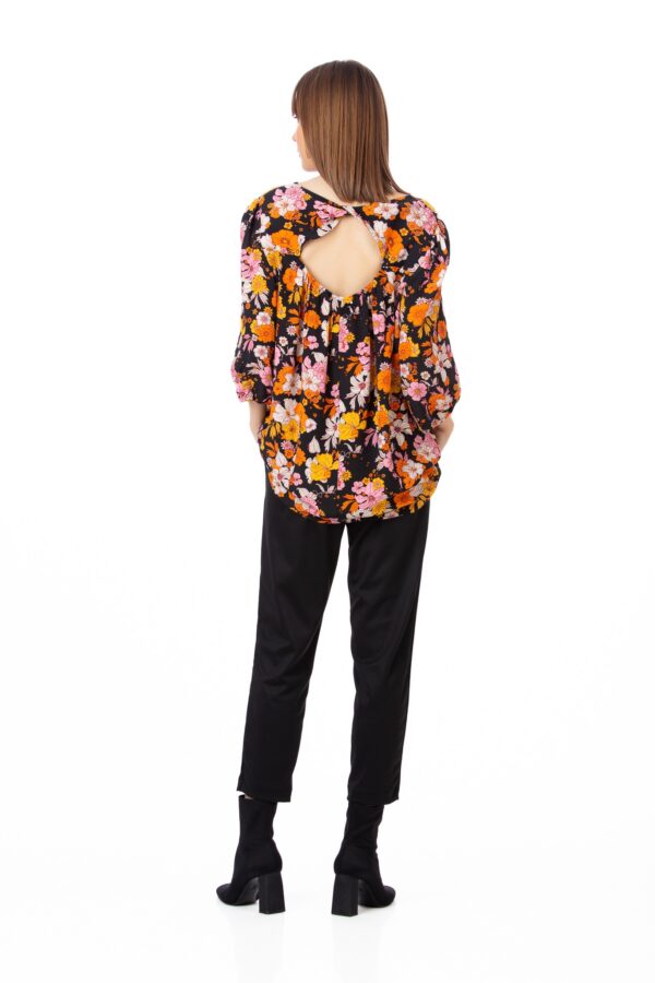 Bluză neagră cu imprimeu floral oversized, de vâscoză, potrivită pentru mărimi mari. Croi clasic, oversized, larg ce se așează plăcut pe corp. Potrivit și pentru mărimi mari / plus size. Decolteu rotund. Mânecă trei sferturi, ușor bufantă cu elastic la terminații. Bluză Be You potrivită pentru ținute casual, de zi cu zi. Fabricată în România. Bluză asimetrică damă, Bluză casual damă, Bluză cu decolteu rotund, Bluză cu imprimeu damă, Bluză cu imprimeu floral damă, Bluză cu mânecă la jumate damă, bluză cu mânecă lungă femei, Bluză cu mânecă trei sferturi damă, Bluză cu mâneci bufante, bluză de vâscoză damă, Bluza fucsia, Bluză înflorată damă, Bluză largă damă, Bluză lungă damă pentru colanți, Bluză plus size damă, bluză vaporoasă damă, Bluză vâscoză damă, Bluze damă de vară, Bluze damă mărimi mari, Bluze damă online ieftine, Bluze damă oversized, Haine mărimi mari femei, Bluză lungă potrivită și pentru colanți