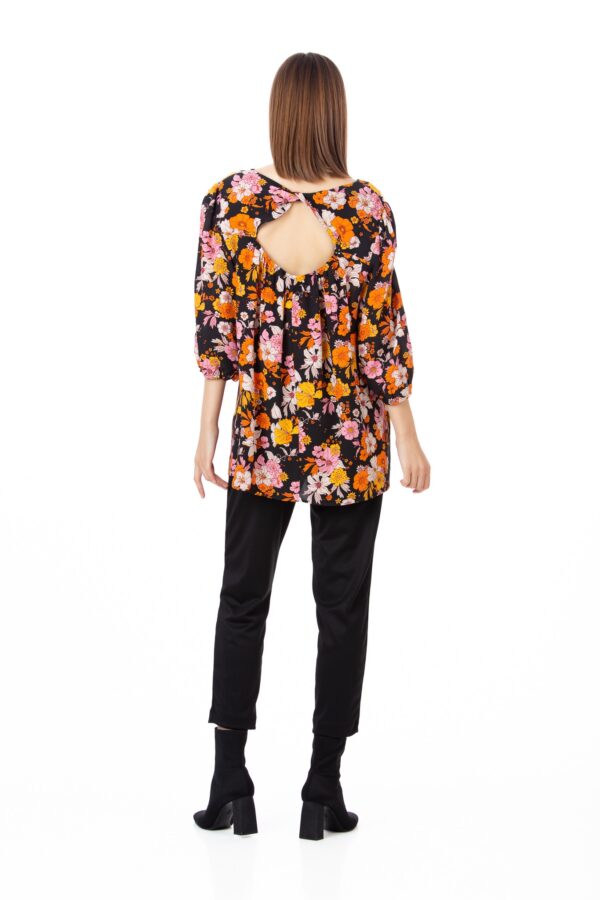 Bluză neagră cu imprimeu floral oversized, de vâscoză, potrivită pentru mărimi mari. Croi clasic, oversized, larg ce se așează plăcut pe corp. Potrivit și pentru mărimi mari / plus size. Decolteu rotund. Mânecă trei sferturi, ușor bufantă cu elastic la terminații. Bluză Be You potrivită pentru ținute casual, de zi cu zi. Fabricată în România. Bluză asimetrică damă, Bluză casual damă, Bluză cu decolteu rotund, Bluză cu imprimeu damă, Bluză cu imprimeu floral damă, Bluză cu mânecă la jumate damă, bluză cu mânecă lungă femei, Bluză cu mânecă trei sferturi damă, Bluză cu mâneci bufante, bluză de vâscoză damă, Bluza fucsia, Bluză înflorată damă, Bluză largă damă, Bluză lungă damă pentru colanți, Bluză plus size damă, bluză vaporoasă damă, Bluză vâscoză damă, Bluze damă de vară, Bluze damă mărimi mari, Bluze damă online ieftine, Bluze damă oversized, Haine mărimi mari femei, Bluză lungă potrivită și pentru colanți