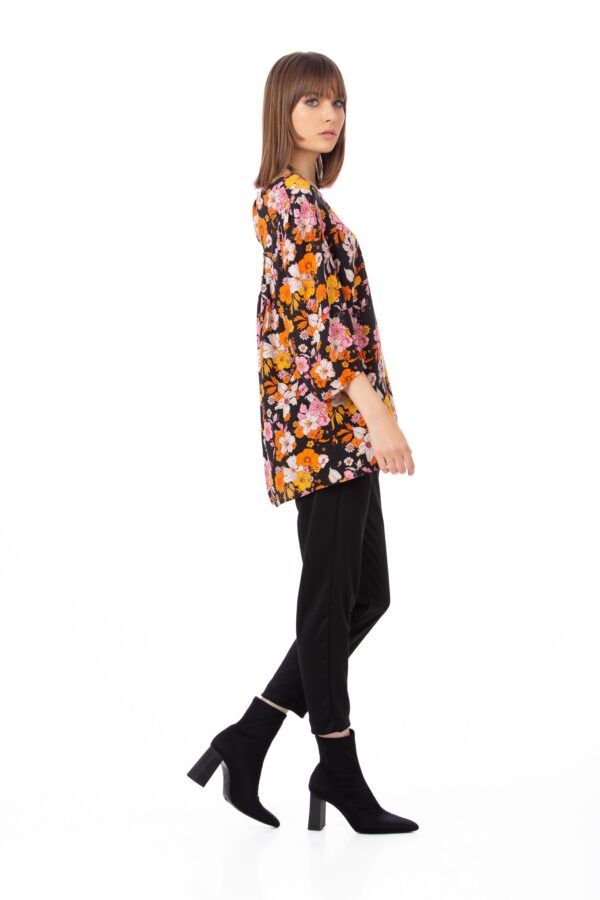 Bluză neagră cu imprimeu floral oversized, de vâscoză, potrivită pentru mărimi mari. Croi clasic, oversized, larg ce se așează plăcut pe corp. Potrivit și pentru mărimi mari / plus size. Decolteu rotund. Mânecă trei sferturi, ușor bufantă cu elastic la terminații. Bluză Be You potrivită pentru ținute casual, de zi cu zi. Fabricată în România. Bluză asimetrică damă, Bluză casual damă, Bluză cu decolteu rotund, Bluză cu imprimeu damă, Bluză cu imprimeu floral damă, Bluză cu mânecă la jumate damă, bluză cu mânecă lungă femei, Bluză cu mânecă trei sferturi damă, Bluză cu mâneci bufante, bluză de vâscoză damă, Bluza fucsia, Bluză înflorată damă, Bluză largă damă, Bluză lungă damă pentru colanți, Bluză plus size damă, bluză vaporoasă damă, Bluză vâscoză damă, Bluze damă de vară, Bluze damă mărimi mari, Bluze damă online ieftine, Bluze damă oversized, Haine mărimi mari femei, Bluză lungă potrivită și pentru colanți